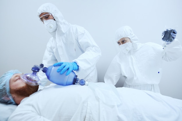 Equipe de reanimação da ambulância carregando paciente na maca do hospital