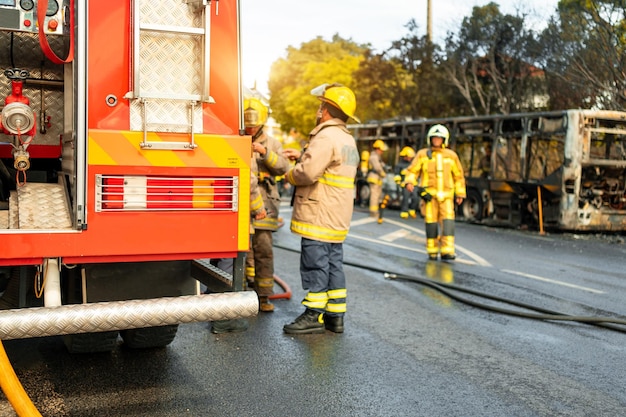 Equipe de resgate dos bombeiros chegam no acidente de carro