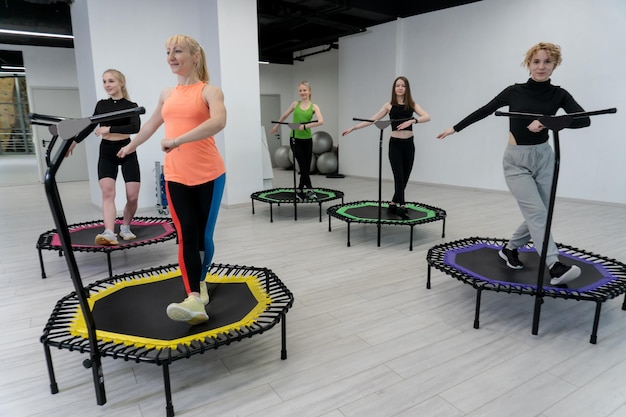 Equipe de sala de desportista de estúdio feminino saudável de classe ativa para perda de exercício de pessoa