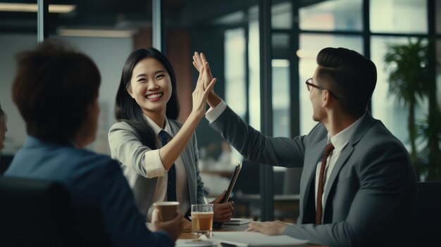 Equipe de Sucesso Mulher de Negócios Asiática Dando High Five a Um Colega Homem Em Uma Reunião Produtiva