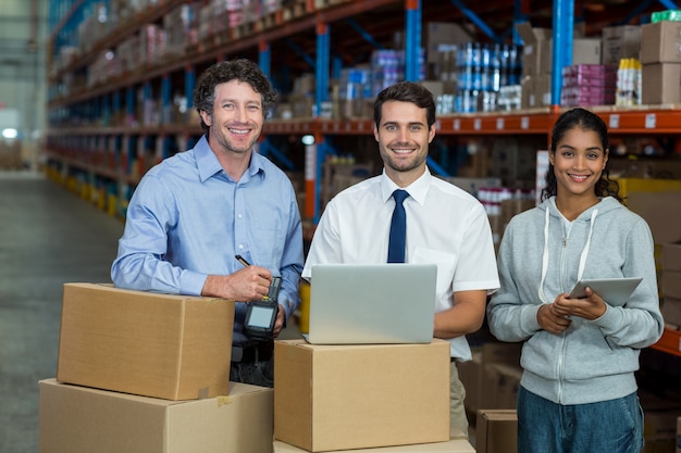 Equipe de trabalhadores está posando e sorrindo para a câmera