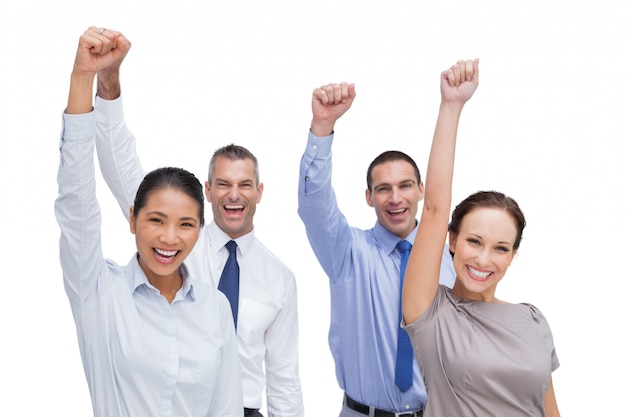 Equipe de trabalho alegre posando com as mãos para cima