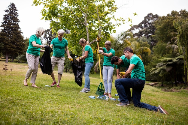 Equipe de voluntários catando lixo