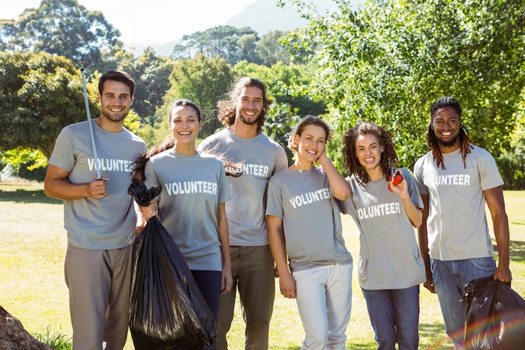 Foto equipe de voluntários pegando lixo
