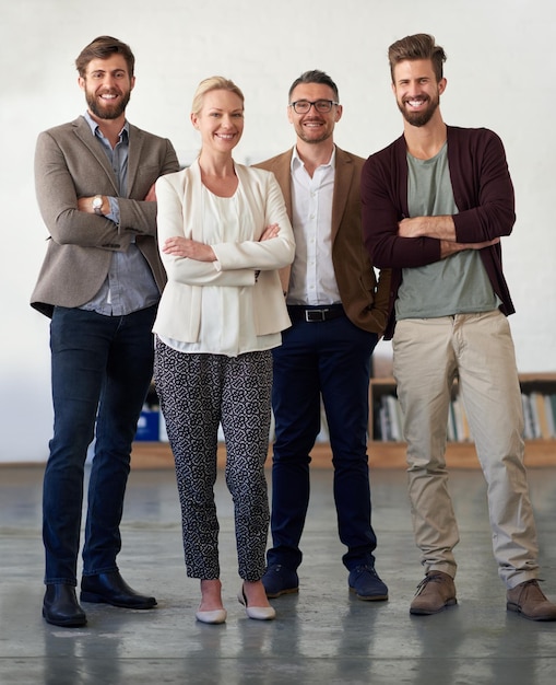 Equipe dinâmica de diversas perspectivas grupo de profissionais criativos contemporâneos em um espaço de escritório aberto