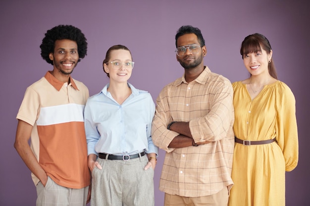 Equipe diversificada de negócios feliz