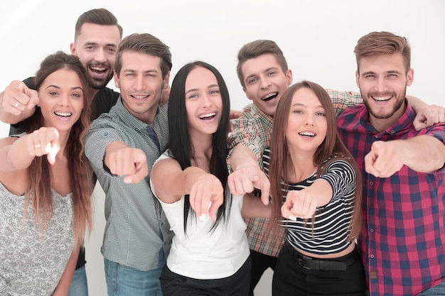 Foto equipe divertida de jovens apontando para você