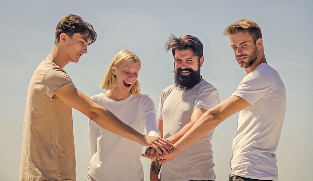 Equipe dos sonhos Membro da comunidade Caras alegres e grupo de garotas de quatro pessoas Conceito de parceria Comunicação em grupo Pessoas unidas Parceiros de equipe Espírito de equipe Trabalho em equipe e objetivos Alcançar o sucesso