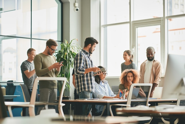 Equipe dos sonhos no meio do dia de trabalho no escritório