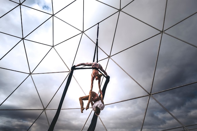 Foto equipe dupla de acrobacias de dança aérea treinando juntos para uma exibição perfeita, equilibrada e sincronizada