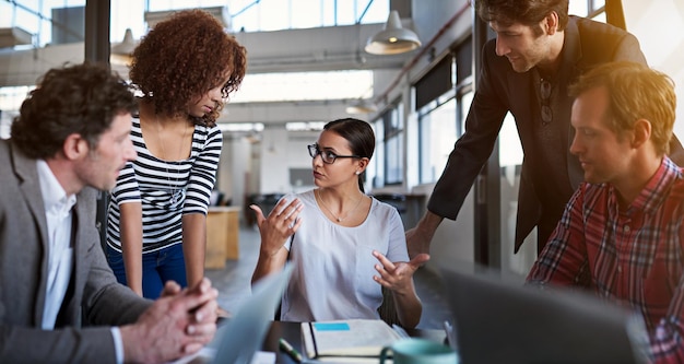 Equipe e grupo de empresários em uma reunião de colaboração e parceria com um projeto ou equipe Colegas de trabalho, homens e mulheres, compartilham ideias, cronograma e planejamento com apoio, solidariedade e trabalho em equipe