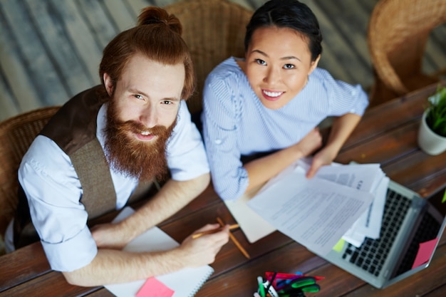 Equipe empresarial criativa no escritório