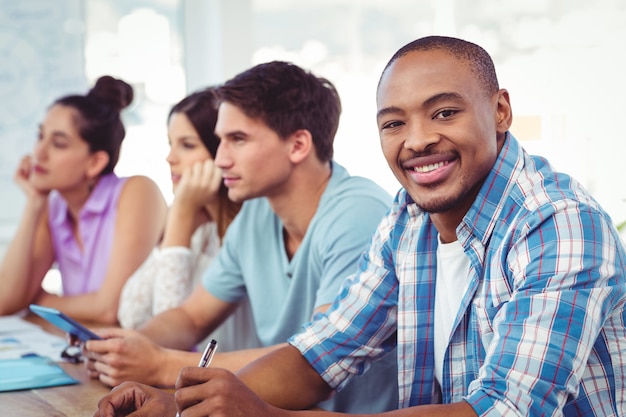 Equipe empresarial criativa tendo uma reunião