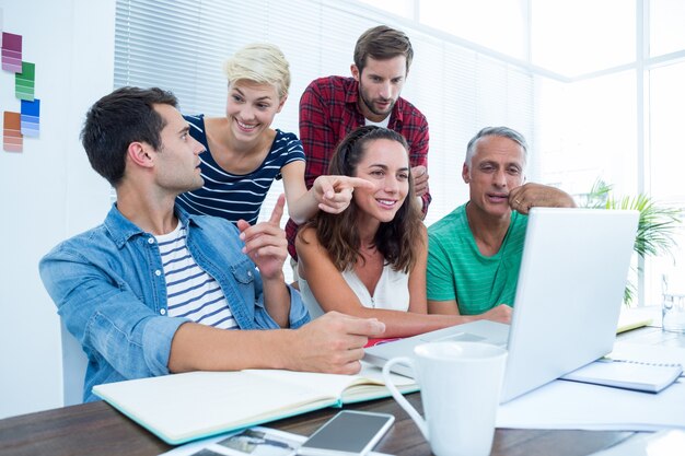 Equipe empresarial criativa usando laptop em reunião