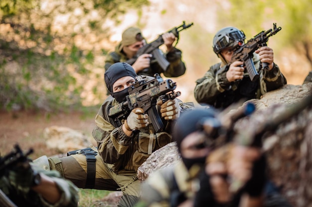 Equipe especial durante a operação militar na cidade