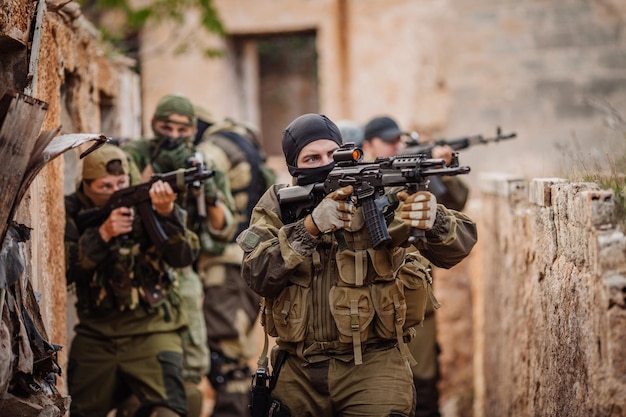 Equipe especial durante a operação militar na cidade