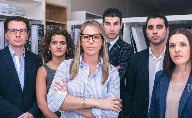 Equipe executiva em pé e olhando na sede