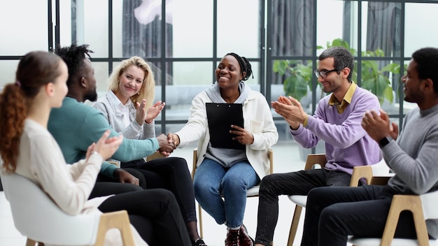 Equipe executiva ouvindo pontos de vista contrários do colega