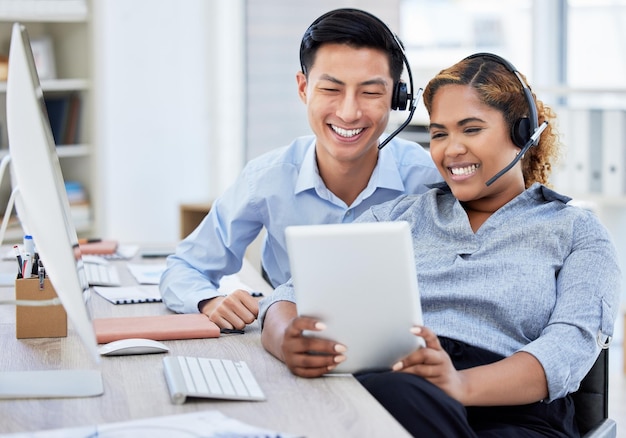 Equipe feliz e sorridente animada de agentes de call center tirando selfie divertida no tablet no escritório Estagiários de atendimento ao cliente brincalhões e alegres de conteúdo posando para fotos de mídia social em um novo trabalho de agência