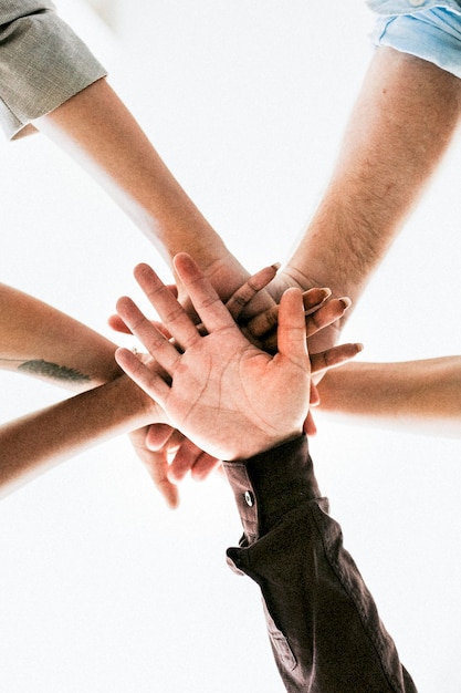 Equipe feliz juntando as mãos para o sucesso