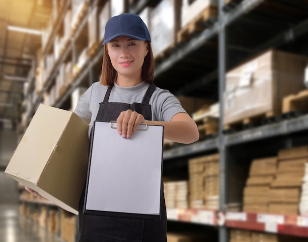 Equipe feminina Entrega de produtos Assine a assinatura no formulário de recebimento de produtos com caixas de encomendas