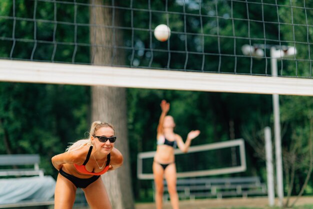 Equipe feminina jogando vôlei de praia