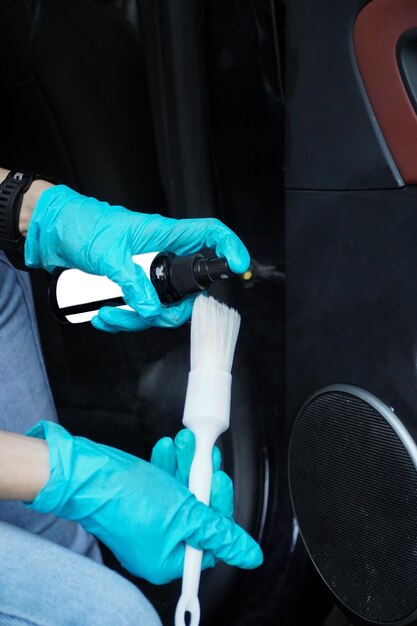 equipe feminina limpando o interior do carro detalhando ou conceito de manobrista