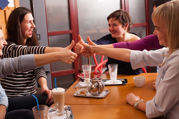 Equipe feminina reunida em reunião corporativa em um café