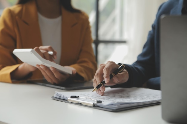 Equipe financeira apresenta homem de negócios mãos segurar documentos com estatísticas financeiras foto de estoque discussão e análise de relatórios dados os gráficos e gráficos finanças conceito financeiro