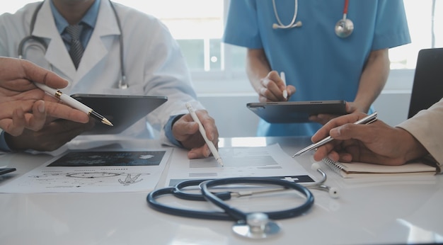 Equipe internacional de médicos profissionais tendo uma reunião na sala de conferências no hospital moderno Conceito de saúde e desenvolvimento médico