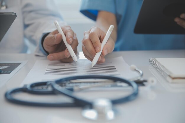 Equipe internacional de médicos profissionais tendo uma reunião na sala de conferências no hospital moderno Conceito de saúde e desenvolvimento médico