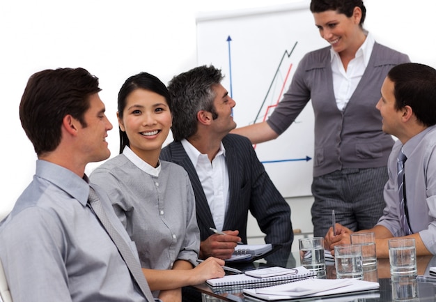 Equipe internacional de negócios interagindo em uma apresentação