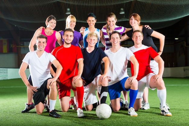 Equipe, jogando futebol, ou, futebol, desporto, indoor