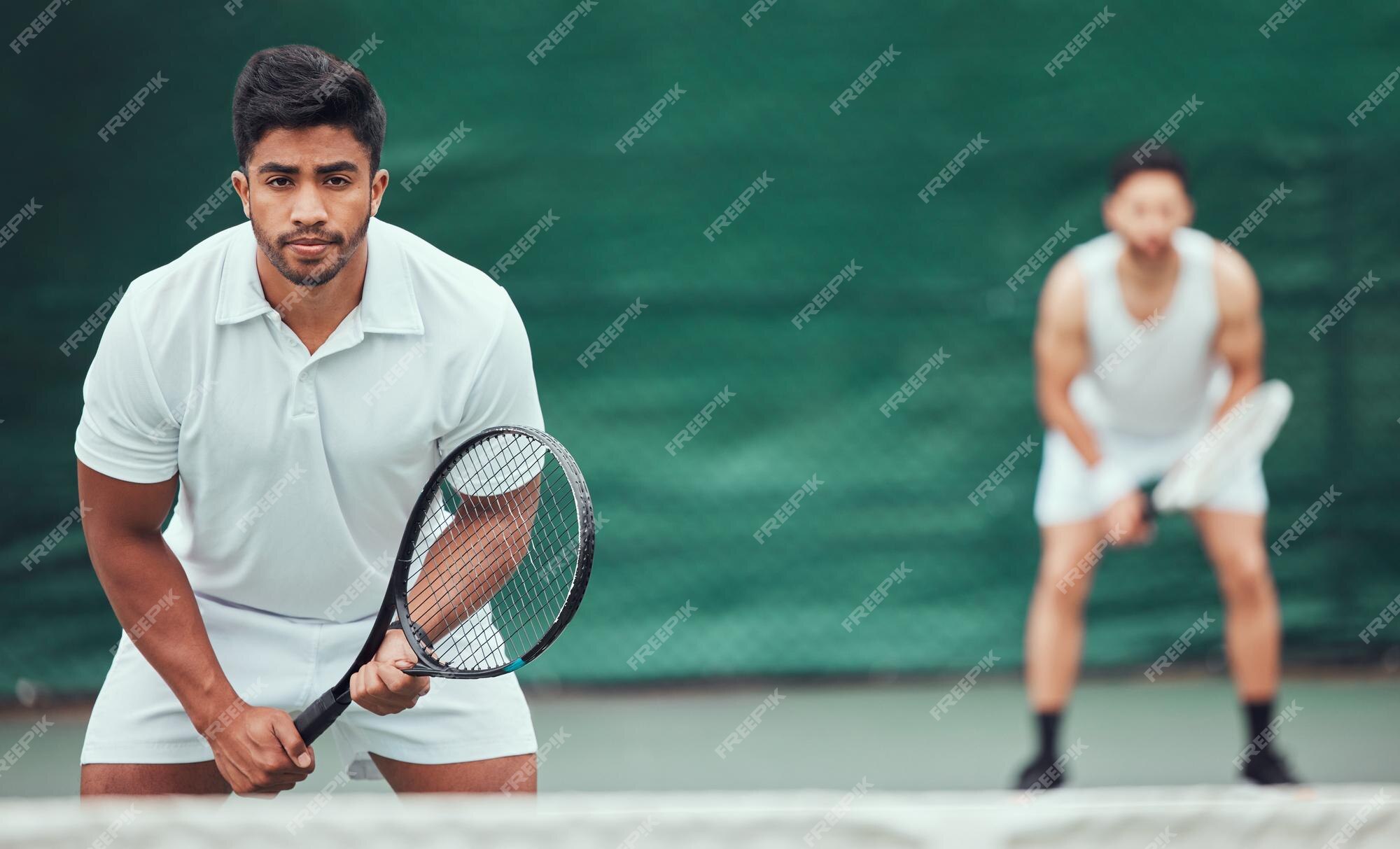 Equipe masculina e retrato em uma quadra de tênis para competição