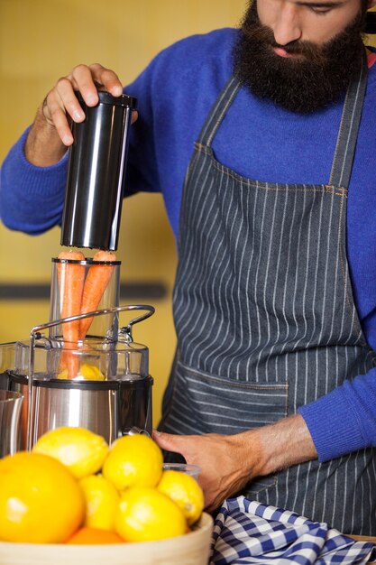 Equipe masculina preparando suco na seção orgânica