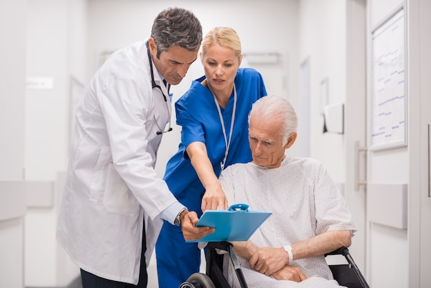 Equipe médica com paciente