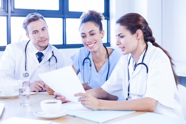 Equipe médica discutindo em reunião em uma sala de conferências