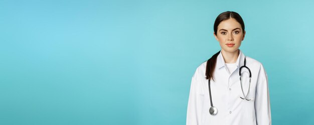 Foto equipe médica e médicos concebem jovem médica sorridente trabalhadora de saúde em jaleco branco e st