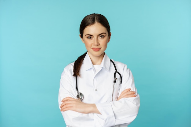 Equipe médica e médicos concebem jovem sorridente médica profissional de saúde de jaleco branco e...