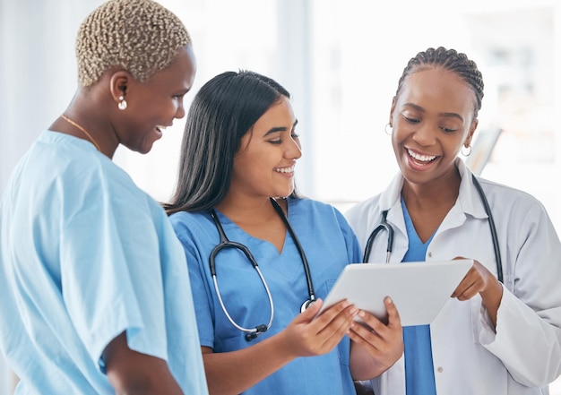 Equipe médica e tablet em colaboração com sorriso para pesquisa de saúde ou boas notícias no hospital Profissionais médicos felizes sorrindo em trabalho em equipe para comunicação on-line na tela sensível ao toque