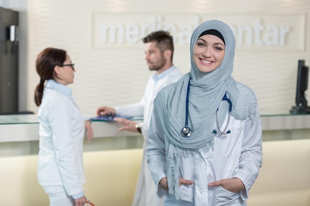 Equipe médica em diferentes corridas em pé no interior