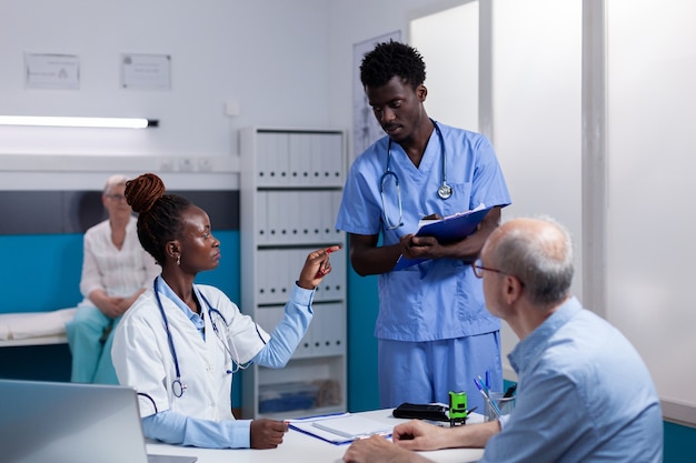 Equipe médica profissional de negros fazendo consulta