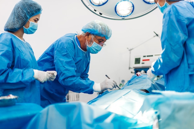 Equipe médica profissional preparando o paciente para a cirurgia