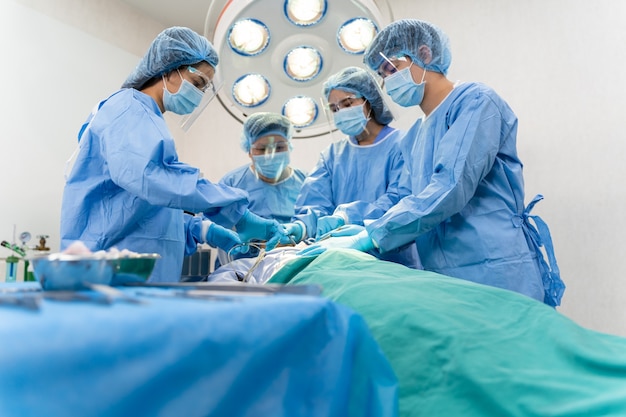 Equipe médica realizando operação cirúrgica em operação hospitalar