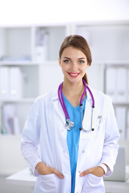 Equipe médica sentada à mesa no hospital moderno