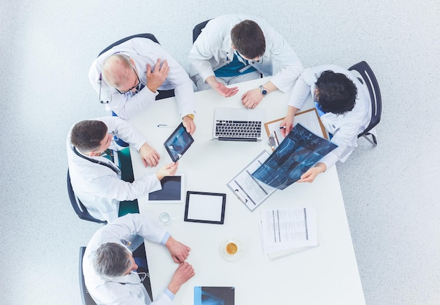 Equipe médica sentada e discutindo na vista de cima da mesa