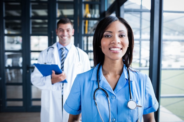 Equipe médica sorrindo para a câmera juntos no hospital