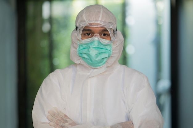 Equipe médica usando protetor facial e máscara médica para proteger o coronavírus