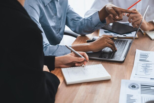 Equipe multirracial de analistas usa dados do painel de BI para analisar relatórios financeiros na mesa de reunião Grupo de diversos empresários utiliza análise de dados da FIntech para obter sucesso no marketing de negócios Concord