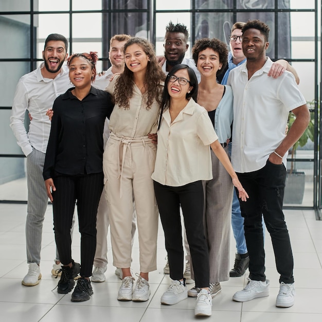 Equipe no grupo de trabalho de jovens empresários em roupas casuais inteligentes trabalhando juntos no escritório criativo